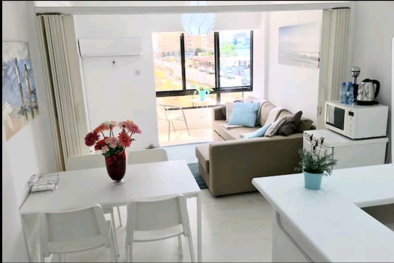Bettys 1Br Seafront Apt Larnaca Exterior photo