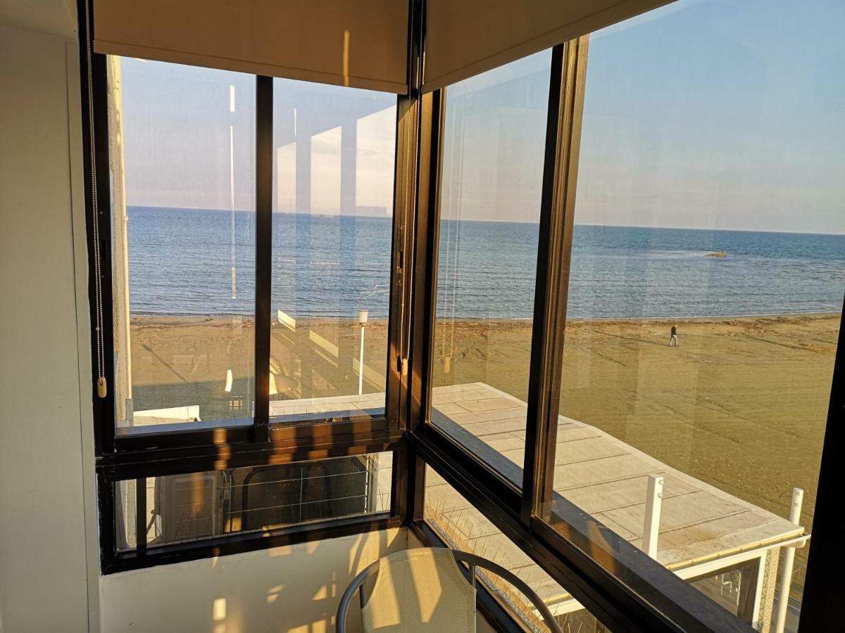 Bettys 1Br Seafront Apt Larnaca Exterior photo