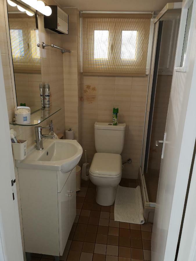 Bettys 1Br Seafront Apt Larnaca Exterior photo